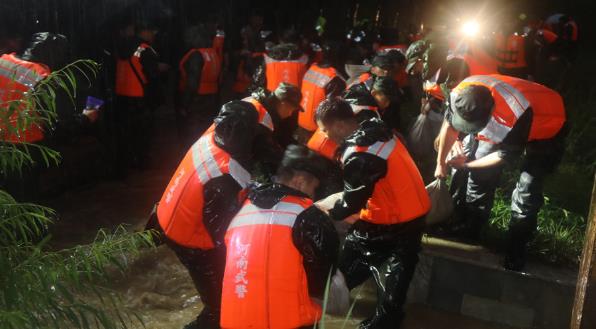 河南多地持續強降雨 武警官兵緊急投入搶險救災